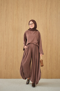 Dik Yaka Parça Detay Pantolonu Pile Detay Takım Kahverengi