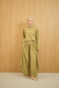 Dik Yaka Parça Detay Pantolonu Pile Detay Takım Yağ Yeşil