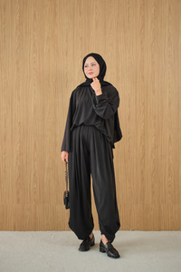 Dik Yaka Parça Detay Pantolonu Pile Detay Takım Siyah