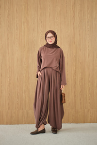 Dik Yaka Parça Detay Pantolonu Pile Detay Takım Kahverengi