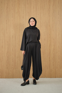 Dik Yaka Parça Detay Pantolonu Pile Detay Takım Siyah