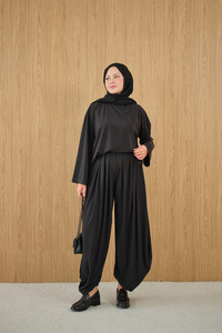 Dik Yaka Parça Detay Pantolonu Pile Detay Takım Siyah