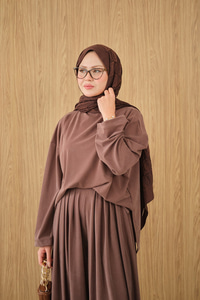 Dik Yaka Parça Detay Pantolonu Pile Detay Takım Kahverengi