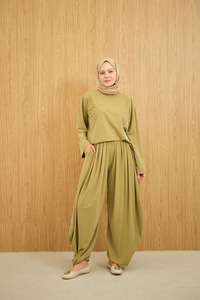 Dik Yaka Parça Detay Pantolonu Pile Detay Takım Yağ Yeşil