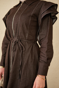 Dikiş Detay Omuz Büzgülü Kot Elbise Kahverengi