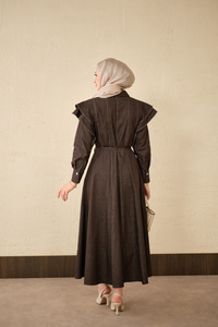 Dikiş Detay Omuz Büzgülü Kot Elbise Kahverengi