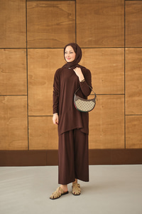 Dikiş Detay Yırtmaçlı Takım Kahverengi