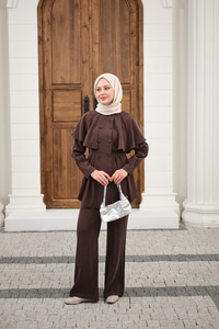 Düğme Detay Pelerinli Pantolonlu Takım Kahverengi