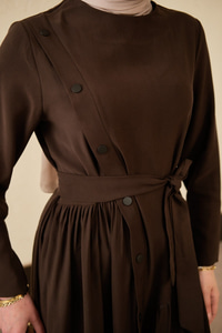 Düğmeli Etek Büzgülü Bel Bağlamalı Elbise Kahverengi