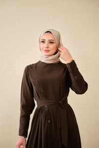 Düğmeli Etek Büzgülü Bel Bağlamalı Elbise Kahverengi