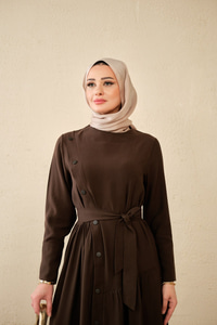 Düğmeli Etek Büzgülü Bel Bağlamalı Elbise Kahverengi