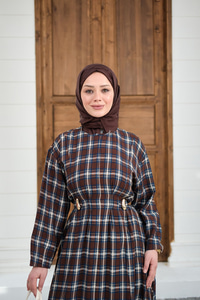 Ekose Desen Bronş Detay Arkadan Bağlamalı Elbise Kahverengi