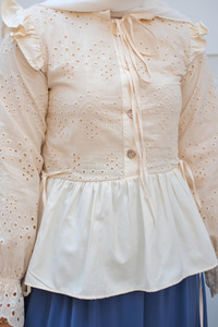 Eteği Pileli Gömlek Krem