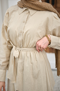 Eteği Volanlı Bel Bağlamalı Gömlek Yaka Yarım Düğmeli Elbise Krem