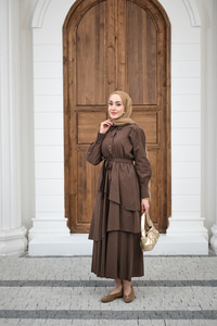 Eteği Volanlı Bel Bağlamalı Gömlek Yaka Yarım Düğmeli Elbise Kahverengi