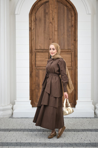 Eteği Volanlı Bel Bağlamalı Gömlek Yaka Yarım Düğmeli Elbise Kahverengi