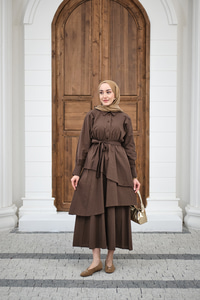 Eteği Volanlı Bel Bağlamalı Gömlek Yaka Yarım Düğmeli Elbise Kahverengi