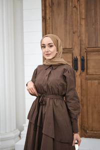 Eteği Volanlı Bel Bağlamalı Gömlek Yaka Yarım Düğmeli Elbise Kahverengi