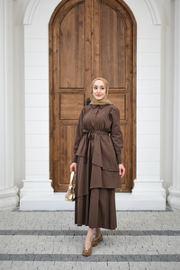 Eteği Volanlı Bel Bağlamalı Gömlek Yaka Yarım Düğmeli Elbise Kahverengi