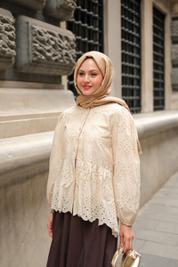 Eteği Volanlı Gömlek Krem