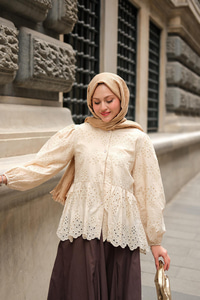 Eteği Volanlı Gömlek Krem