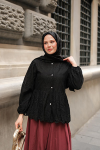 Eteği Volanlı Gömlek Siyah