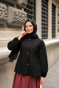 Eteği Volanlı Gömlek Siyah