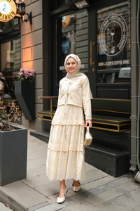 Eteği Volanlı Takım Krem