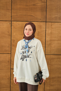 Fular Detay Yazı Nakışlı Sweat Beyaz