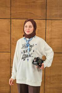 Fular Detay Yazı Nakışlı Sweat Beyaz