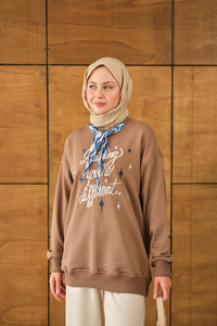Fular Detay Yazı Nakışlı Sweat Camel