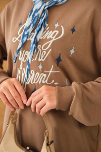 Fular Detay Yazı Nakışlı Sweat Camel