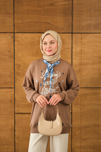 Fular Detay Yazı Nakışlı Sweat Camel