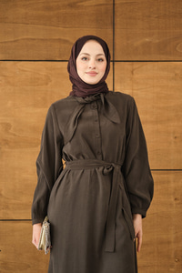 Fular Yaka Detaylı Nervürlü Modal Elbise Kahverengi