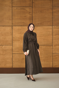 Fular Yaka Detaylı Nervürlü Modal Elbise Kahverengi