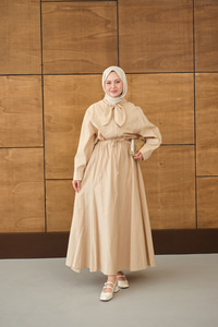 Fular Yaka Gömlekli Takım Krem