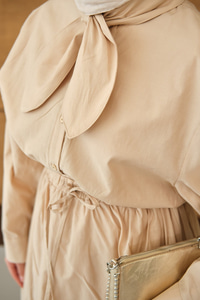 Fular Yaka Gömlekli Takım Krem