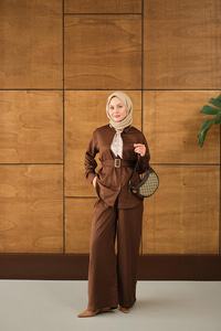 Fularlı Gömlekli Takım Kahverengi