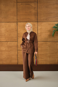 Fularlı Gömlekli Takım Kahverengi