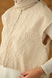 Gabardin Nakışlı Kısa Yelek Ekru