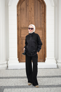 Garni Detaylı Bağcıklı Takım Siyah