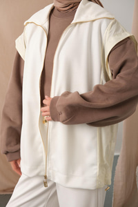 Garni Detaylı Yelek Takım Ekru