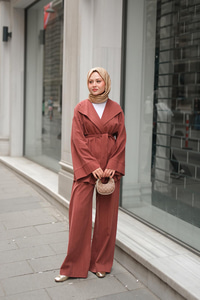 Geniş Yakalı Takım Kiremit