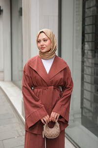 Geniş Yakalı Takım Kiremit