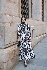 Geometrik Desen Saten Elbise Siyah