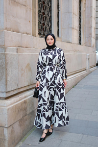 Geometrik Desen Saten Elbise Siyah