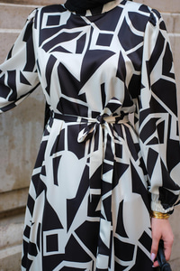 Geometrik Desen Saten Elbise Siyah