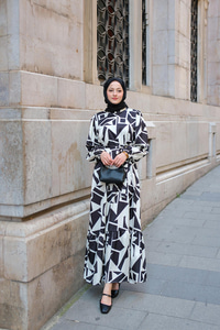 Geometrik Desen Saten Elbise Siyah