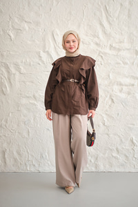 Gizli Düğme Detay Omuzdan Volanlı Gömlek Kahverengi