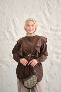 Gizli Düğme Detay Omuzdan Volanlı Gömlek Kahverengi